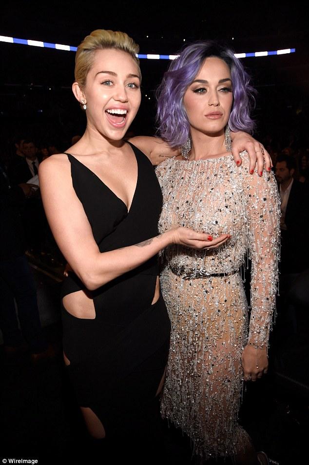 TrueSmilersMRC's tweet image. Katy Perry y Miley Cyrus en los #Grammys2015 con fotos muy llamativas!