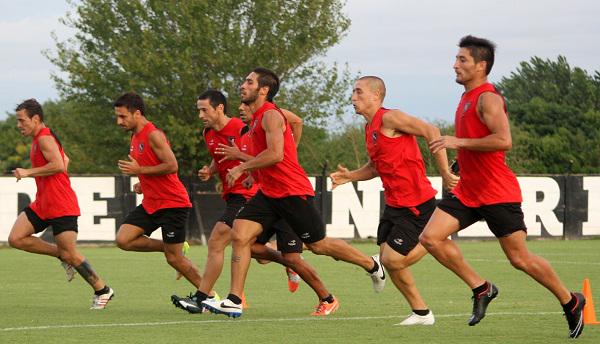 Newells's tweet photo. #Fútbol | La jornada de trabajo finalizó con fútbol reducido y alargues en el campo de juego. http://t.co/NLSUA2X8Zd