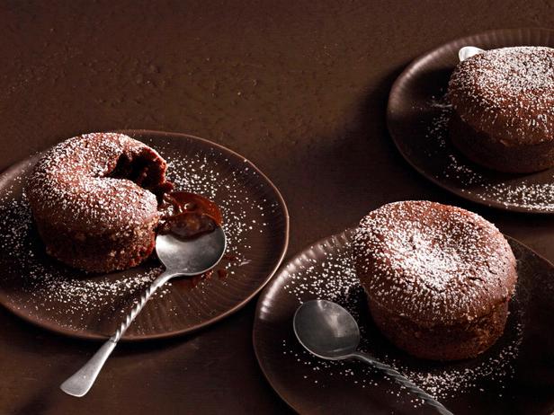 Nothing says love like chocolate! Learn how to make Molten Lava Cakes for #ValentinesDay: bit.ly/1z2Vz6A.