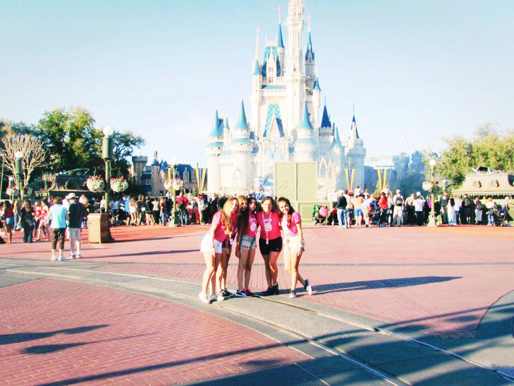 SofiBarrera00's tweet photo. Las amo nenas mías❤❤❤ #Disney #Enjoy15 #gVioleta http://t.co/u9d1KpMUMJ