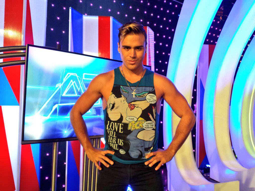 tcsoyelmejor's tweet photo. ¿Cuántos RT's logra la foto oficial de Ricardo?

¡Atrévete y elige al #RomeoGanador!
Hoy noche del #BombonAtrevido. http://t.co/ds37BIXUcK