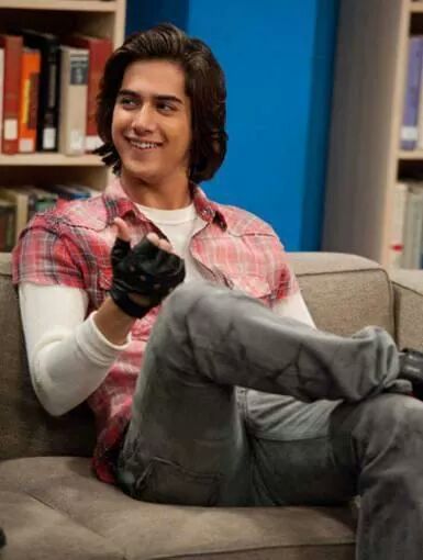 Happy Birthday to Avan Jogia:) hope he has a good one:) 