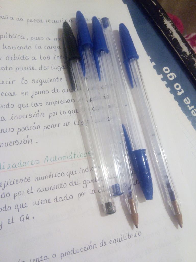 1995Zg's tweet photo. Mi padre no gana para bolis cuando estoy en periodo de exámenes... http://t.co/3f8xlywhpP