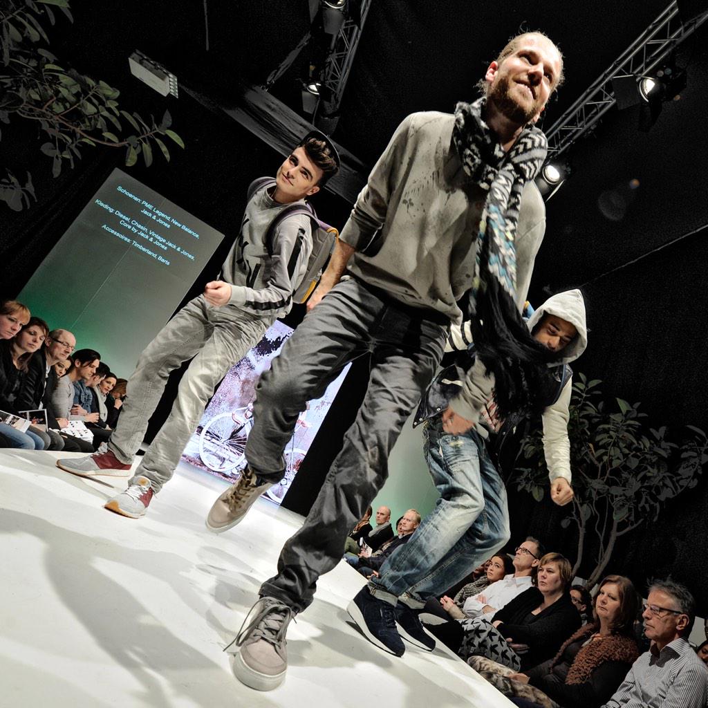 Jarovanmeerten's tweet photo. Was weer een topmiddag, fotografie met @NoelSessibon en @JoyceSessibon #sessibonbookings tijdens #anwr #fashionshow http://t.co/4tCLMcVS1I
