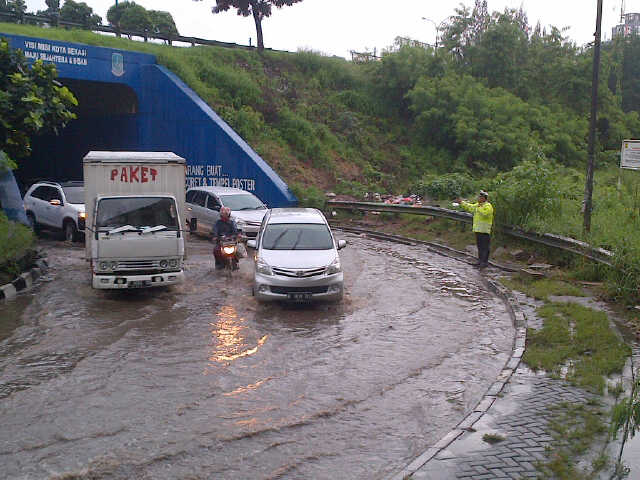 TMCPoldaMetro's tweet photo. 06.43 imbas #banjir di kolong Tol Bekasi barat , lalulintas tersendat http://t.co/q6a5lYv4ZF
