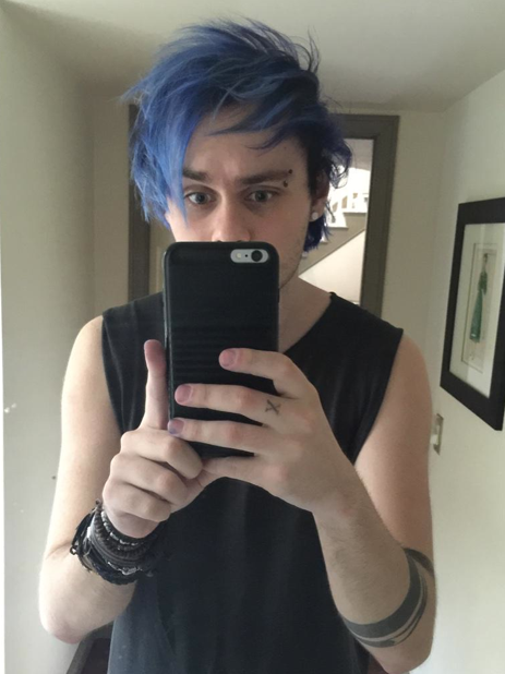 5SOS_Pref's tweet image. RT IF YOU LOVE MICHAEL'S NEW HAIR COLOR