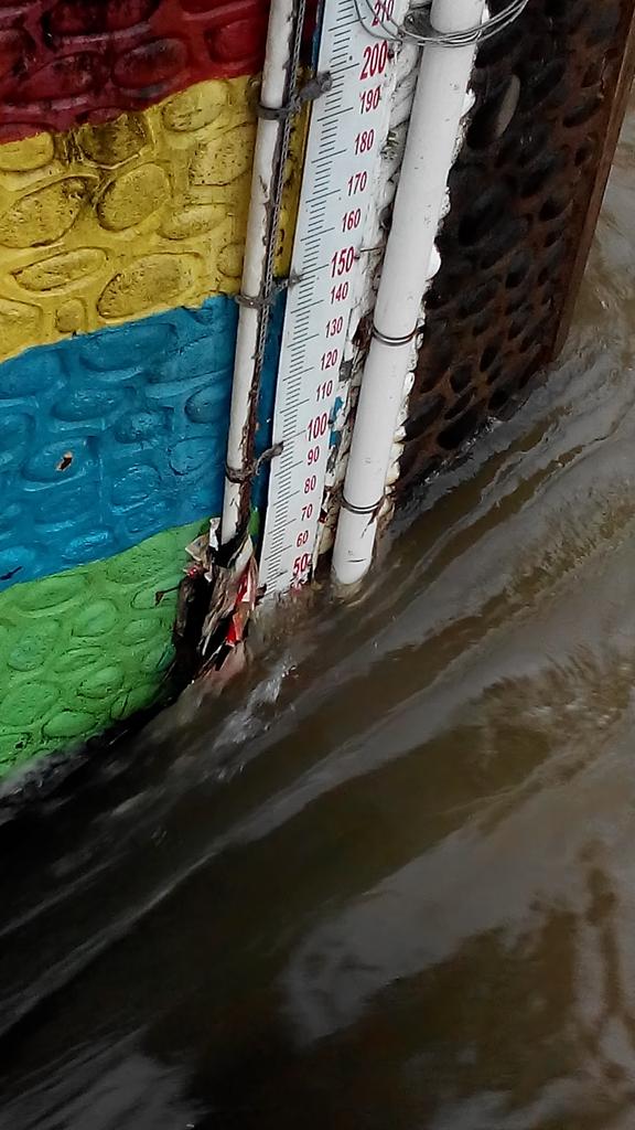 InfoKatulampa's tweet photo. Hujan mulai turun"@InsideErick: Ketinggian air Bendung Katulampa pagi ini kurang dari 50 cm,  cuaca hujan ringan http://t.co/XTIA62VzrI"