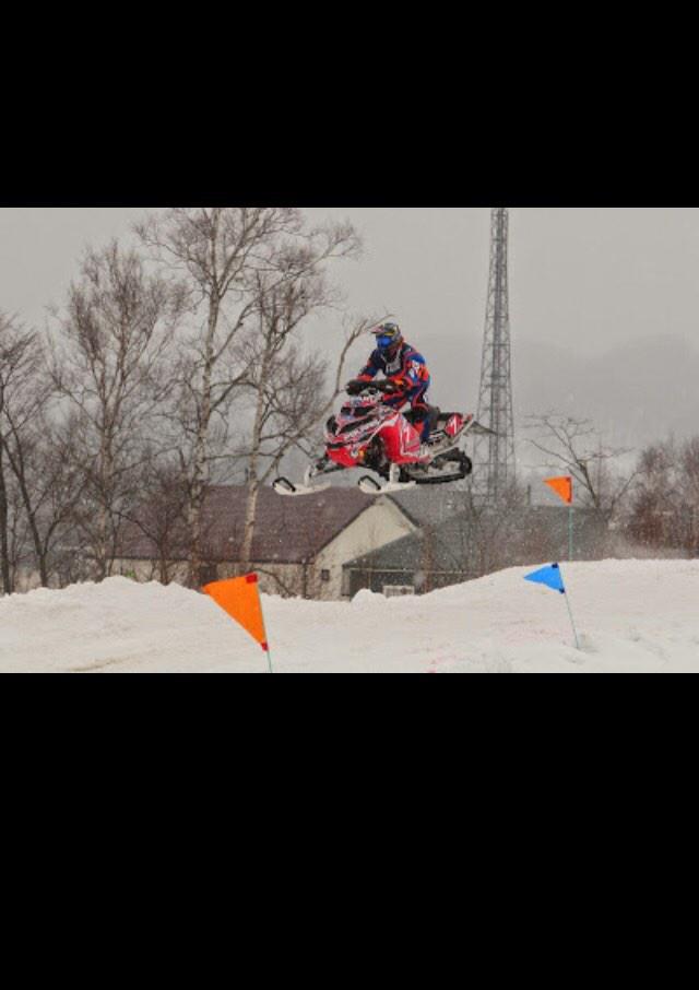 snowmobile_bot's tweet photo. 全日本スノーモービル選手権第3戦真狩大会終了！！！
スーパークラスは#7 松野選手がピンピンの総合優勝！！
#3の関選手もヒート1、ヒート2共に2位の総合2位でした！
#1佐々木選手はノーポイント⁈ 
ポイント争いはどうなったんだ！ http://t.co/NyBqZ5Ggpm