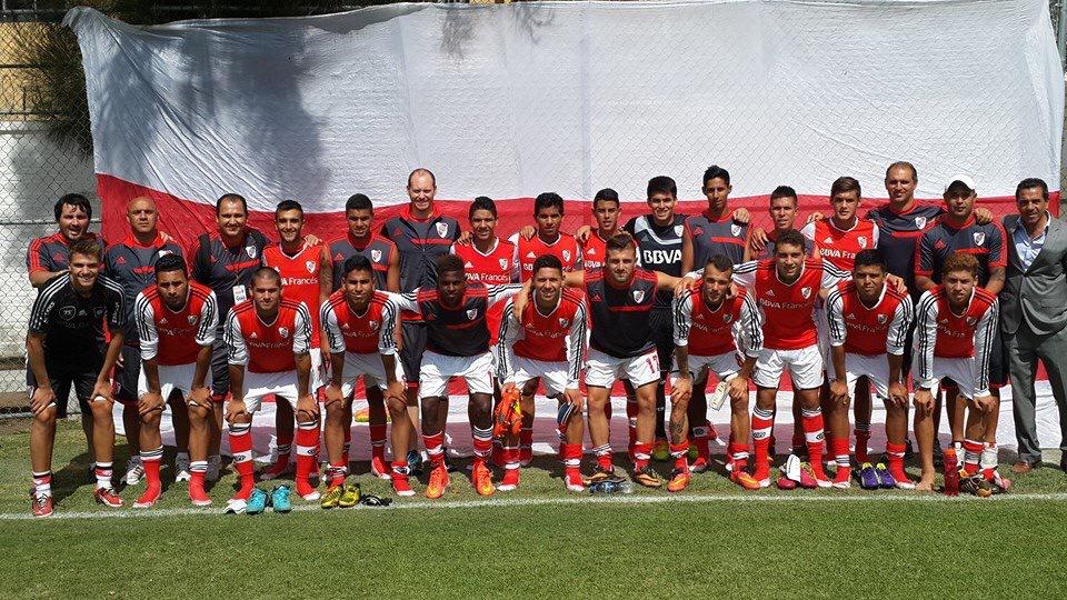 JoseSerio's tweet photo. Al aire en @LaMaquinaRadio el @ChinoMartinez96 mejor jugador de la #CopaChivas2015 representando a #River. http://t.co/NXWwg27g1S
