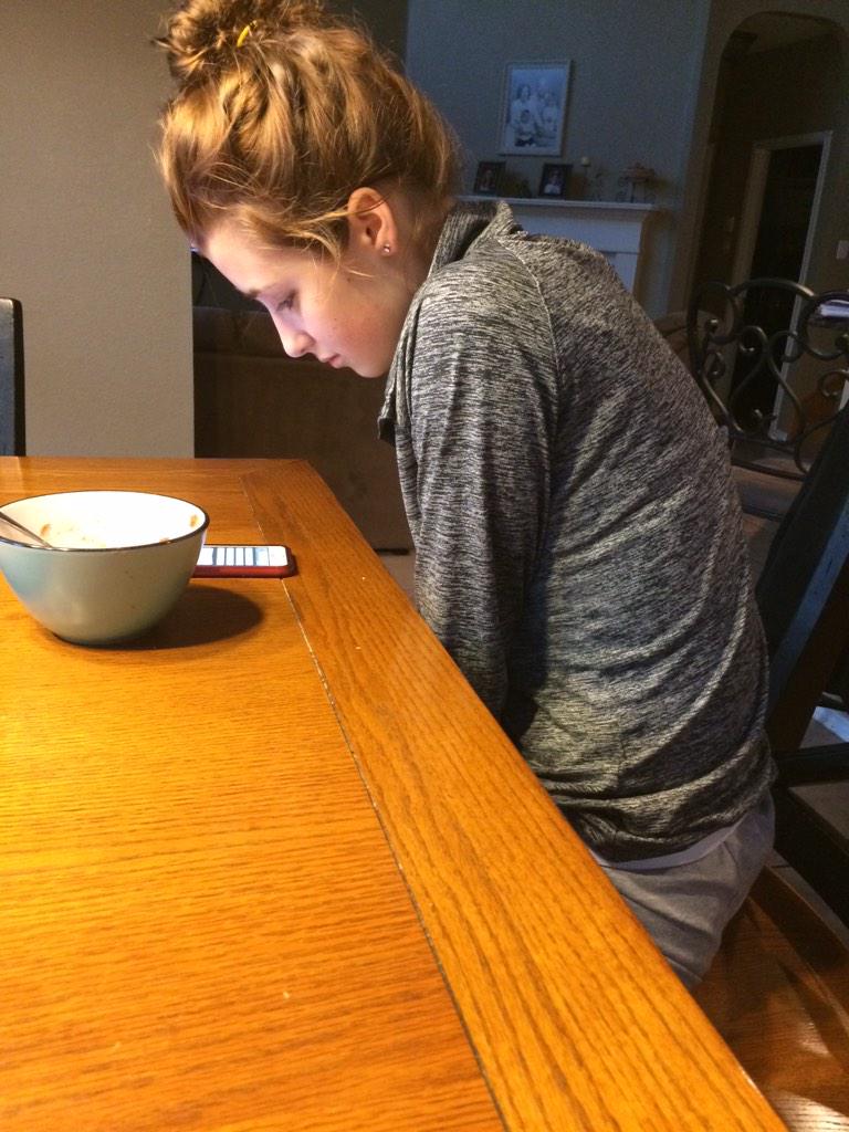 RobinRBlack's tweet photo. Playing Trivia Crack in Spanish. Lol! http://t.co/IthnjbWOCz