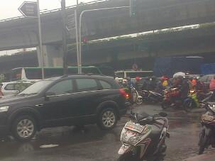 DapoerSnack's tweet photo. @RadioElshinta Perempatan TL Cengkareng #jkt macet total imbas masih banjir di depan samsat jakbar http://t.co/HCZaoRi814