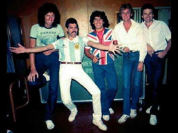 JulyCrow's tweet photo. Por un mundo sin diferencias: Queen y Maradona juntos. http://t.co/BfIi97GYte