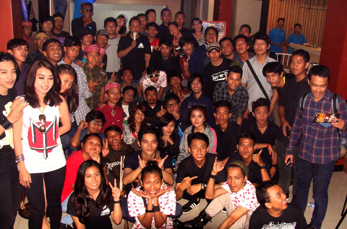 LittleLiesye's tweet photo. #FULLRESPECTMOVEMENT @THE_GANS @dfamsband @GOBLOCKSBAND @sosmusiczone @ARIEDOTE_ID @mokakarawang @KarawangUpDate http://t.co/Q7hDd2Sd7O