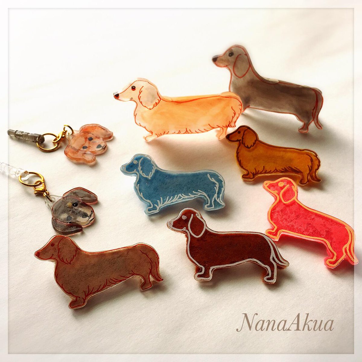 ナナアクヤ Nanaakua 見てわかるかと思いますが 素材はプラバンです ひとつは自立する立体プラバン のダックスです 足が短いので立体で立たせる型紙はだいぶ悩みました プラバン プラ板 Http T Co Qh760yd177