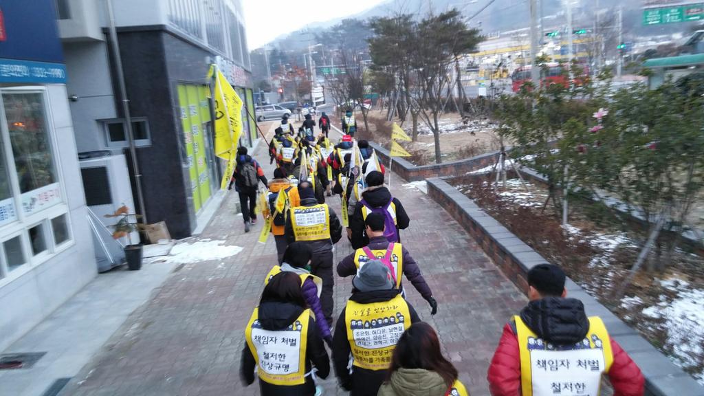 djaak2002's tweet photo. 진실을 인양하라 도보행진 15일째
추운 날씨에도 세월호 희생자 가족들은 양 무릎에 보호대를 고쳐 매고 안산에서 진도까지 하루도 빠짐없이 걷고 있다 실종자 수습을 촉구하며  관심가져 달라고 호소하십니다 #세월호 http://t.co/VTokKh3N20