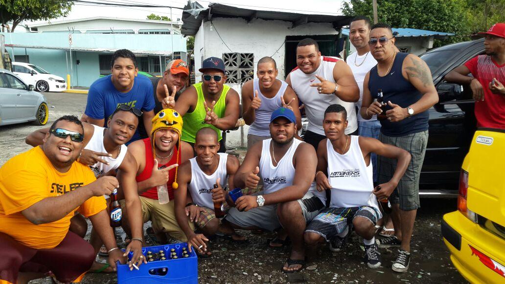 hitmakerscrew's tweet photo. Hitmakers realizo sus precarnavales para ir calentando el ambiente!!! Sheck sheck sheck!!! http://t.co/NLJ9Jr1fm7