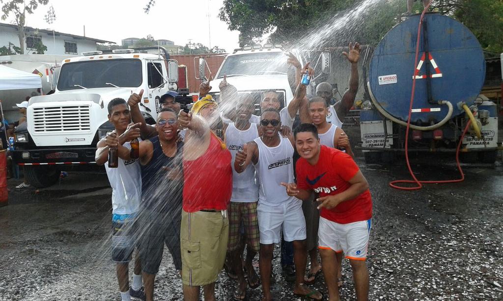 hitmakerscrew's tweet photo. Hitmakers realizo sus precarnavales para ir calentando el ambiente!!! Sheck sheck sheck!!! http://t.co/NLJ9Jr1fm7