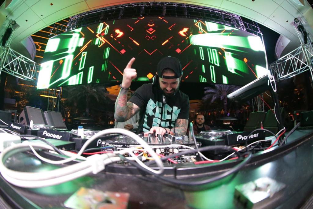 WynnSocial's tweet photo. The weekend starts and ends with us! @djshiftlv hits the decks tonight @xslasvegas! #IndustryNight http://t.co/eEiD1eemyN