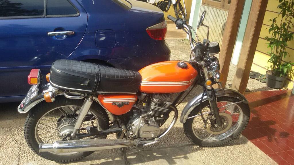 Tipe mtr gl 100cc. 
Mesin 150cc megapro. 
Ban semi trial depan belakang. 
Plat f pajak mati 8th. 
Basic mtr classic.