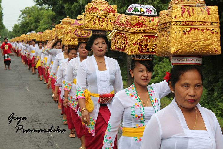 Mepeed, salah satu tradisi Bali.
wisatabaliaga.com/blog/tradisi-m…