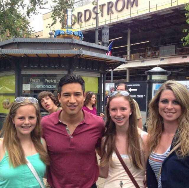 confirmeddallas's tweet photo. The second this photo was taken those girls automatically became the luckiest girls in the world... http://t.co/DuYUcYkrqM