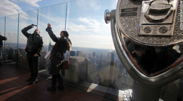 CNNEE's tweet photo. ¿Cuál es el lugar más popular del mundo para tomarse una selfie? http://t.co/5M45qjkgB1 http://t.co/ZJhHISSQkC