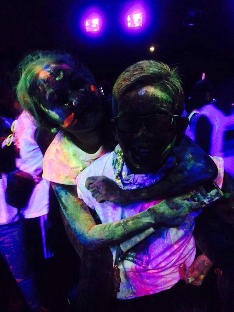 Rasakan sensasi disiram UV Splash dan Glow Holi Powder! Hanya di Manado Night Run ‼️