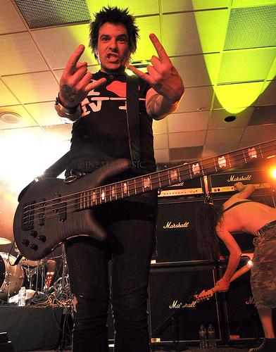 En le cantamos \"happy birthday\" a Rachel Bolan (  