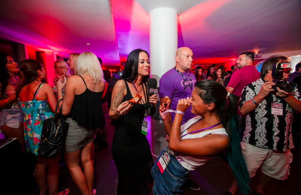 CamConOfficial's tweet photo. Cracking up and eating chicken wings :) Doesn't get any better then this :) #welcometoast #camcon2014 #pics #miami http://t.co/A6QG530kAM