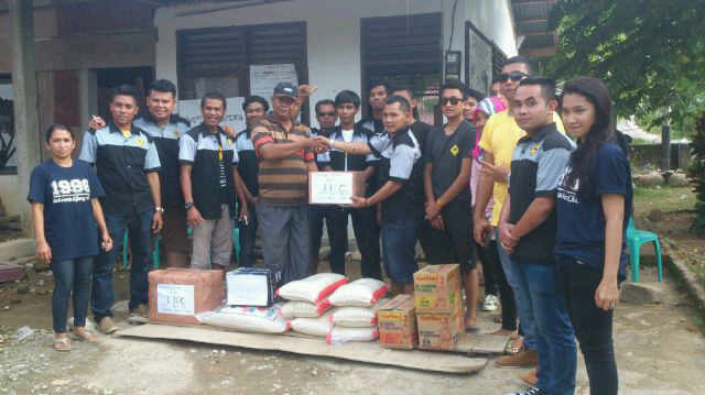 [FOTO] Penyerahan bantuan banjir oleh IKC Sumbar di pesisir selatan <a href="/ToyotaID/">Toyota Indonesia</a>