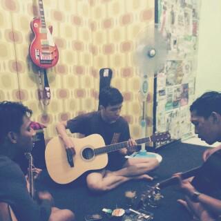 sandisk_90's tweet photo. Ngonsep DV @EbonkSOJ @banyu_DV. Di kamar inspirasi mas @Adi_SOJ ( cover band legend koes plus ) http://t.co/2ErFwXVwBg