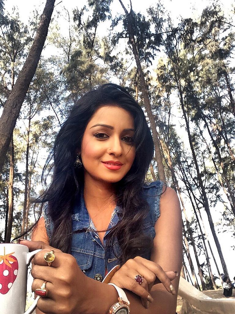 IamChhaviPandey's tweet photo. Cup of tea in the sun http://t.co/wCZmL7MDff