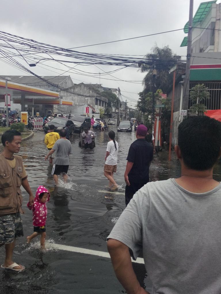 RadioElshinta's tweet photo. 12.02: RT @ev_edie: kondisi Jln empang bahagia, Grogol http://t.co/W2wkFJFk5h