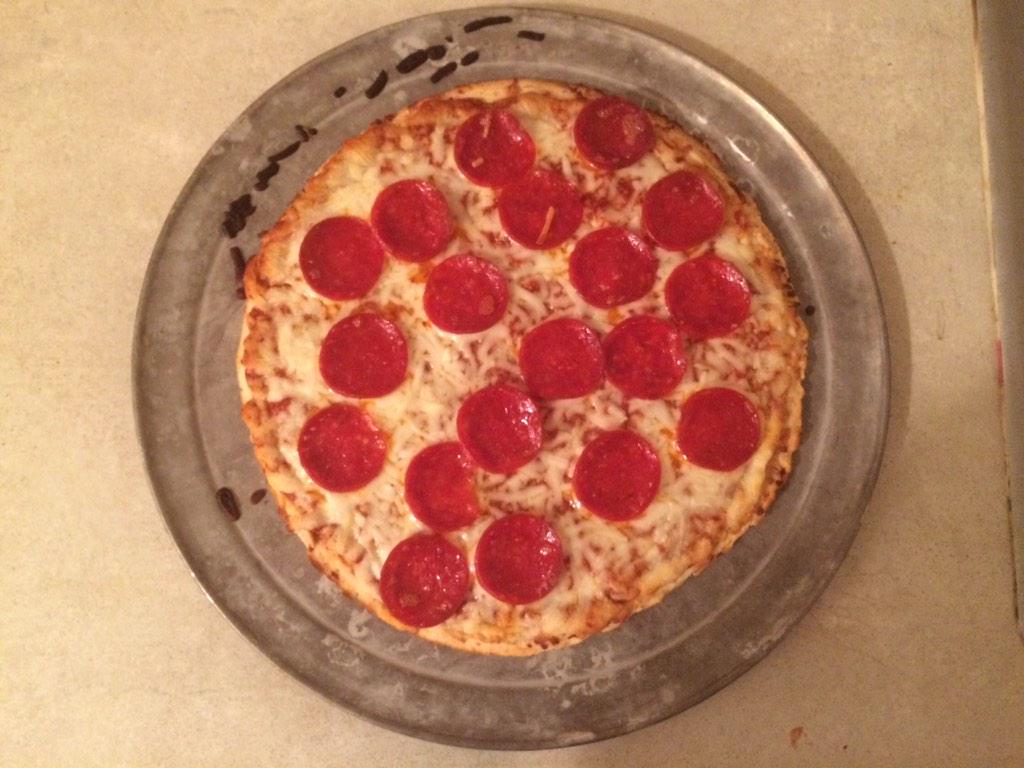savvybus's tweet photo. "Fitness??? Ya I'll be fittin'dis whole pizza in my belly." -my roommate 

#Foodporn #pizza #uvu #college #fitness http://t.co/orXQ7qOFjK