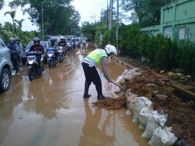 RianTMC's tweet photo. @TMCPoldaMetro Membuat saluran air agar genangan yg membuat macet surut di jalan vereran bekasi selatan http://t.co/5gI0SZD14o