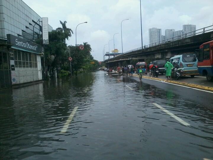 RadioElshinta's tweet photo. 12.08: RT @yosepten: banjir di Jl. Latumenten Raya arah Pluit. hanya jalur busway yang bisa di lintasi http://t.co/KMq2QCqAQm