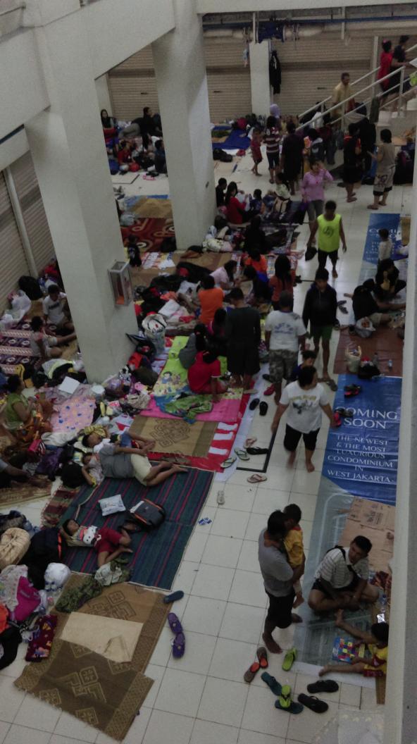 jonfarid's tweet photo. @RadioElshinta :Kondisi para pengungsi di Apartemen Gading Nias Kelapa Gading, Jakarta Utara http://t.co/Lg19sQxffg