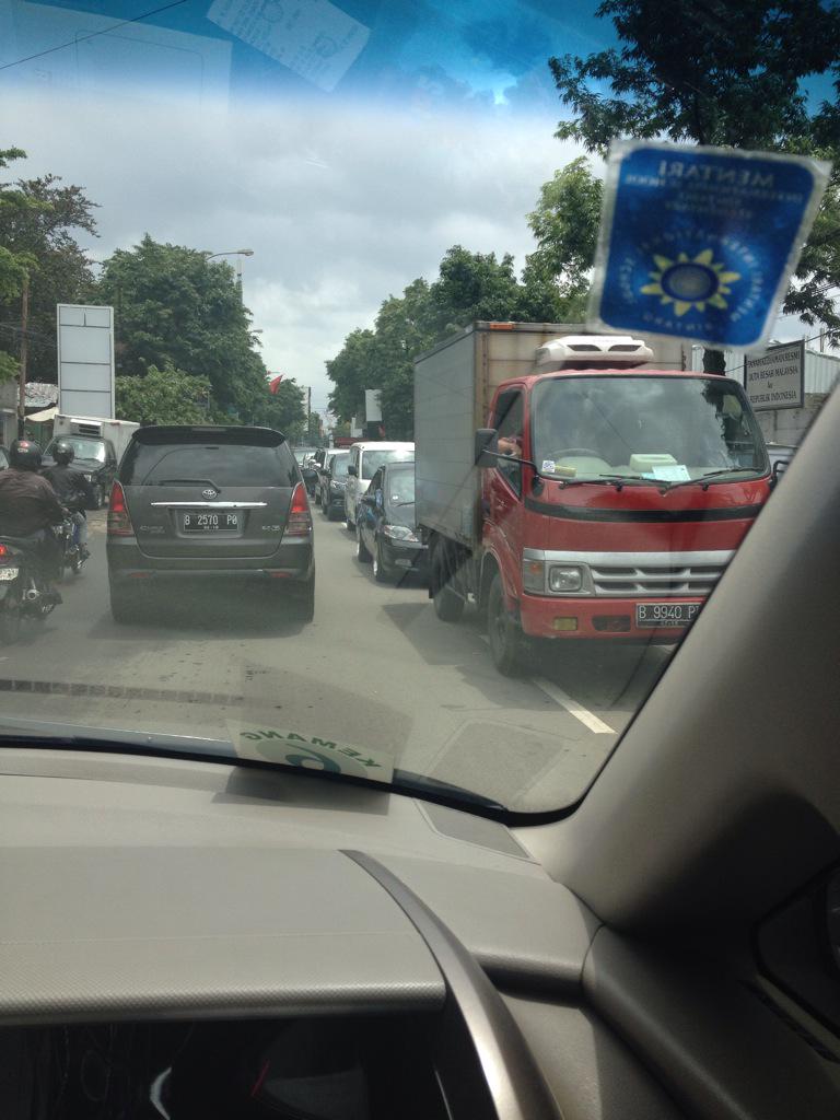 Kemang raya dari arah KOI padat kedua arah <a href="/TMCPoldaMetro/">TMC Polda Metro Jaya</a>