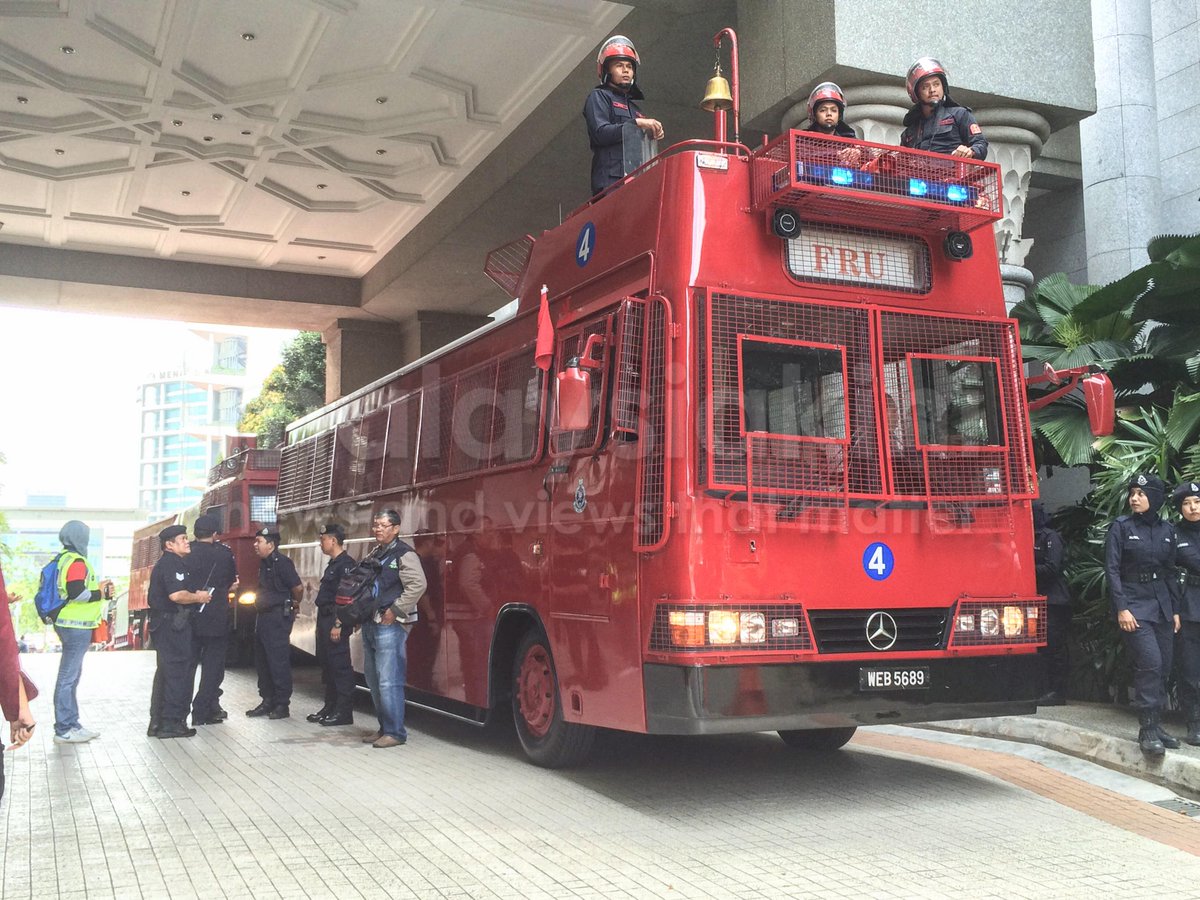 Malaysiakini Com On Twitter Federal Reserve Unit Fru Trucks Seen Within The Vicinity Of The Palace Of Justice Sodomy2 Anwaribrahim Http T Co Qnugxjoyzi Twitter