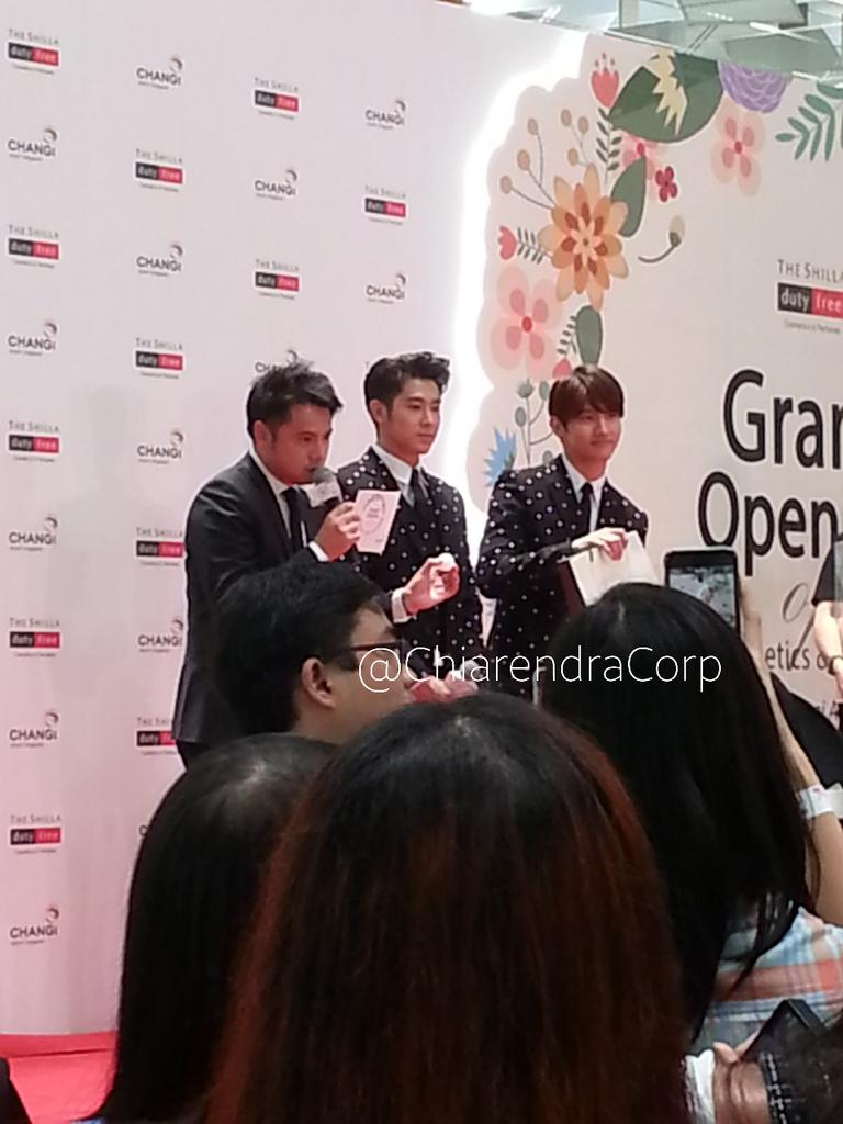 ChiarendraCorp's tweet photo. 150210 TVXQ Shilla Fan Event. It's good to see Changmin's smile :) #TVXQ #TVXQinSingapore #ShillaDutyFree http://t.co/qfNPmP3aNt