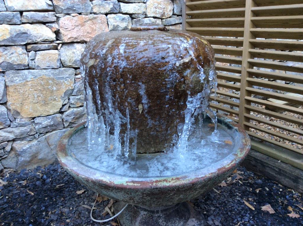 siphagirl's tweet photo. Je comprend pourquoi pas de poisson dans la fontaine 😅 http://t.co/F93eVnSthF