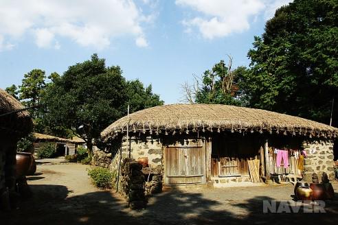 표선면 성읍리에 있는 성읍민속마을은 저희 펜션에서 10분 거리에 위치하고, 정의현이라 불렸던 곳의 도읍지로 1400년대부터 구한말까지 약 500여 년의 세월 동안의 제주 모습을 고스란히 담고 있는 곳입니다.
