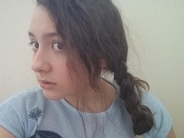 sasha200217's tweet photo. Одна дома ( чёт как-то страшно 😖😖) дам...на голове черте что 😊😊😀😀 http://t.co/Z69PZQhCjU