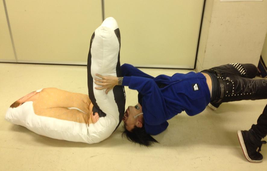 B9dnY_ACQAE-UL7.jpg:large