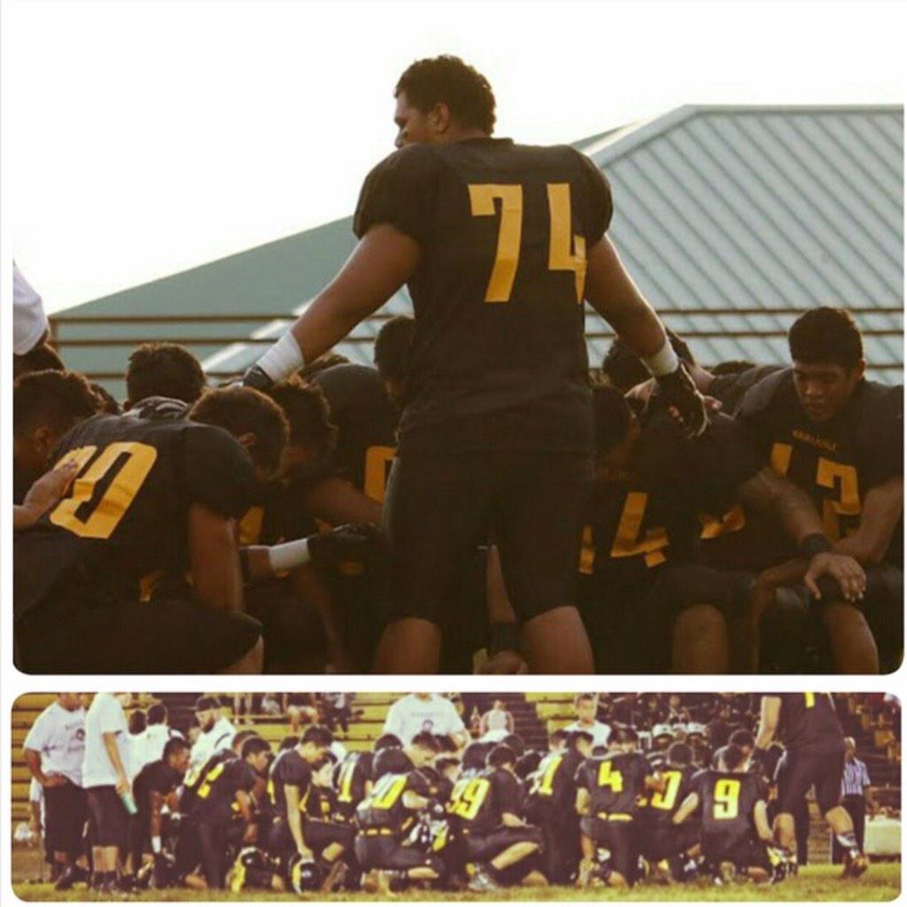 LyleTuiloma's tweet photo. That moment when you have a flash back to the good days โ
#hawknation #defenddavalley #demboyz http://t.co/nIYdP572lb