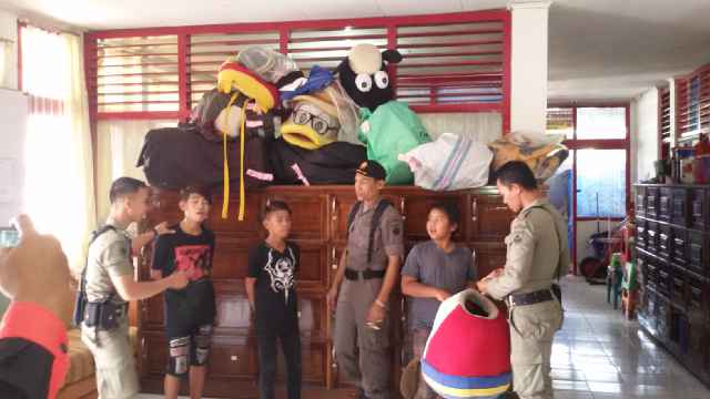 <a href="/bukittinggiku/">bukittinggiku.com</a> <a href="/IsmetAmzis/">ISMET AMZIS</a> #TertibkanBadutJamGadang pagi tadi badut2 Jam Gadang tlh ditertibkan Satpol PP Bukittinggi