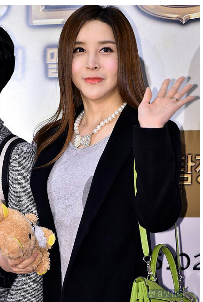 강남녀다 됐네RT <a href="/today7904/">jslee</a>: 공식 석상 등장한 하리수 근황~