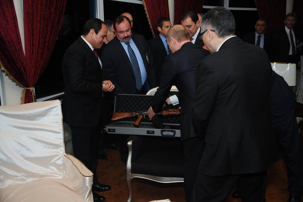 pmarsupia's tweet photo. Visita oficial de Putin a Egipto y Vladimir le regala un kalashnikov a Sisi. http://t.co/YaugFJHlEB