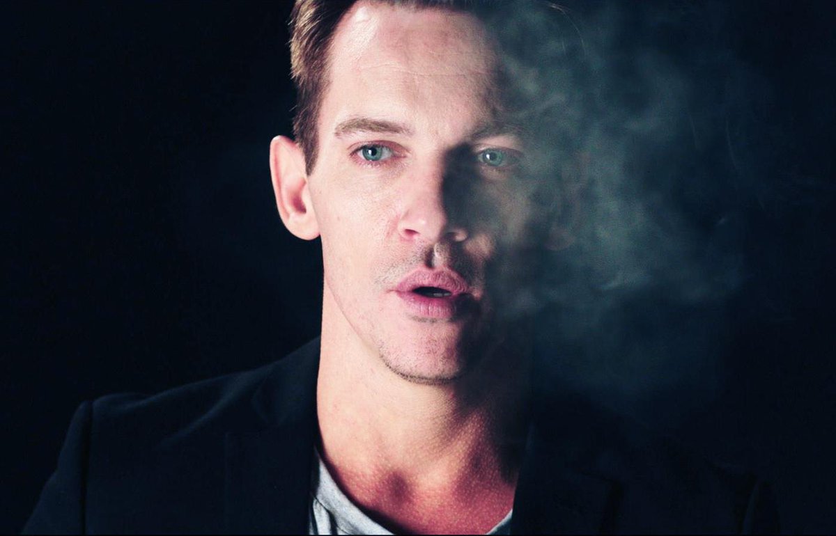 AleVoton's tweet photo. “@DamascusCover: EXCLUSIVE @JRM_official #behindthescenes pic live from the set of #DamascusCover #TrustInNoOne http://t.co/c9jewdZnqX”