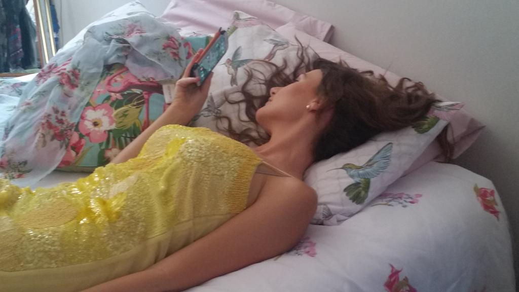 Dag 2... Erica Wessels rus bietjie tussen "scenes"! <a href="/rooi_rose/">rooi rose</a>